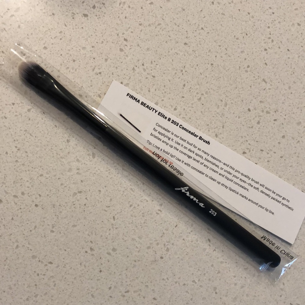 FIRMA BEAUTY Elite B 203 Concealer Brush, NEW in plastic sleeve it came in.